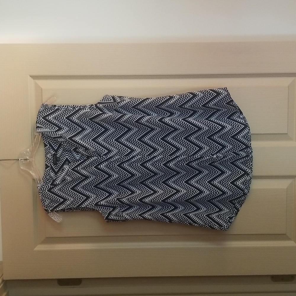 Talbots Black and White Sleeveless Blouse with Zigzag Pattern, Size M. Like New.